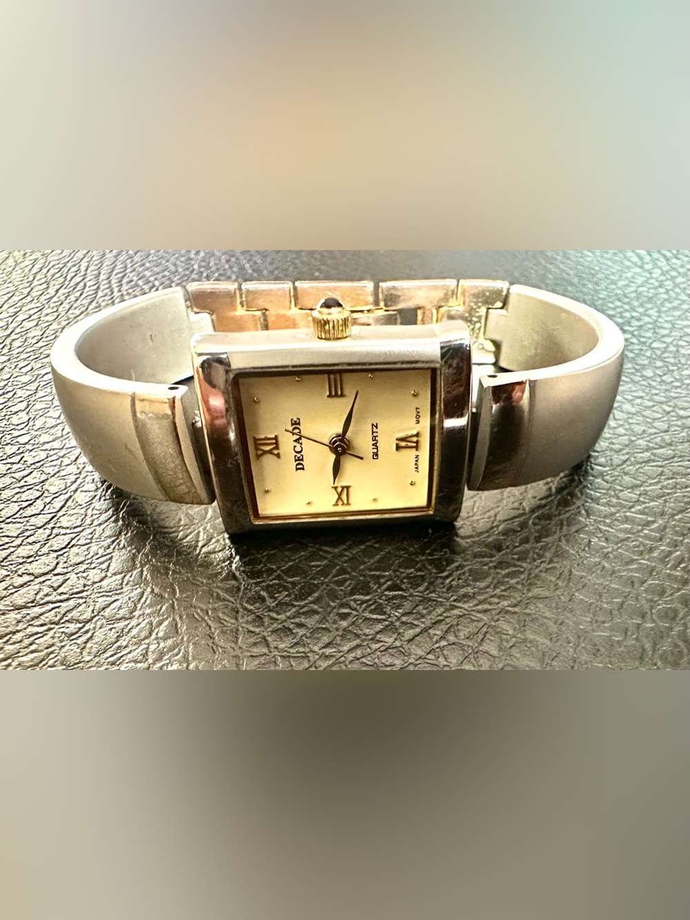 vintage Decade
Women's Quartz Bangle Watch